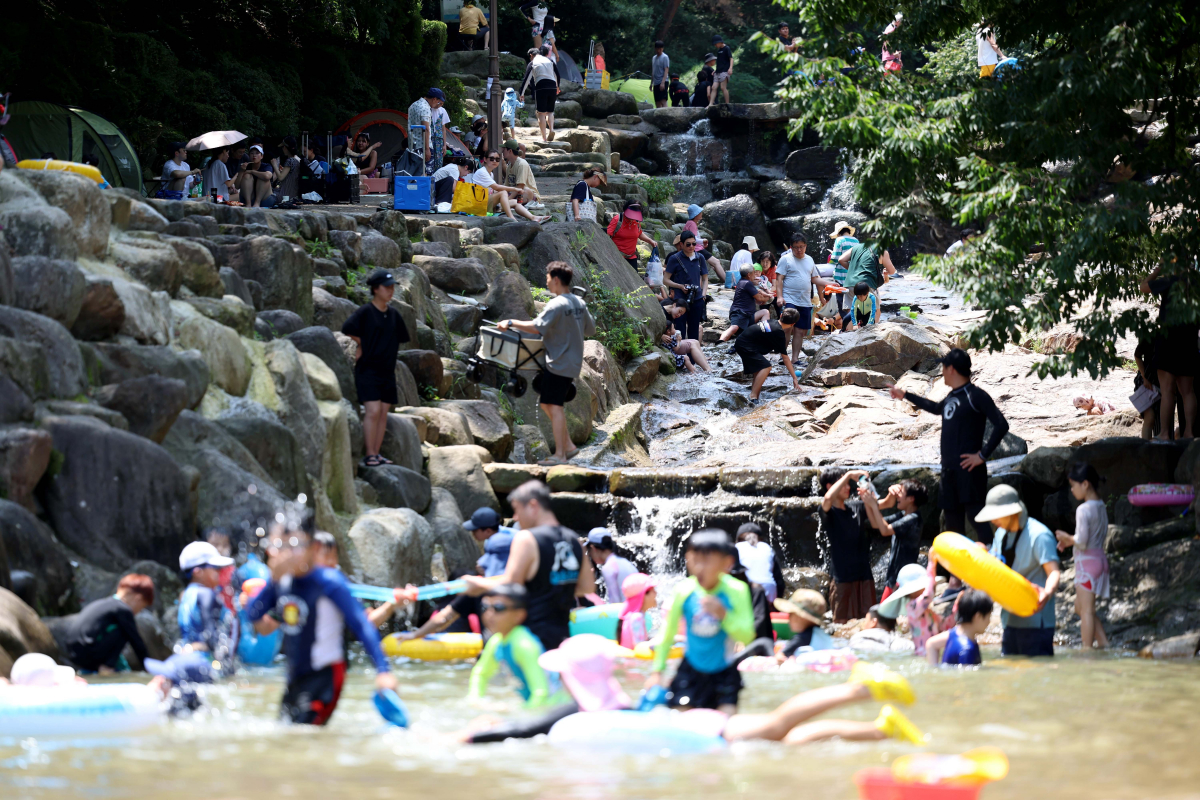 ▲전국에 폭염특보가 발효된 30일 경기 과천시 관악산 계곡을 찾은 시민들이 물놀이를 하며 무더위를 식히고 있다. 신태현 기자 holjjak@