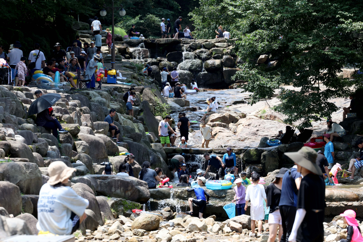 ▲전국에 폭염특보가 발효된 30일 경기 과천시 관악산 계곡을 찾은 시민들이 물놀이를 하며 무더위를 식히고 있다. 신태현 기자 holjjak@
