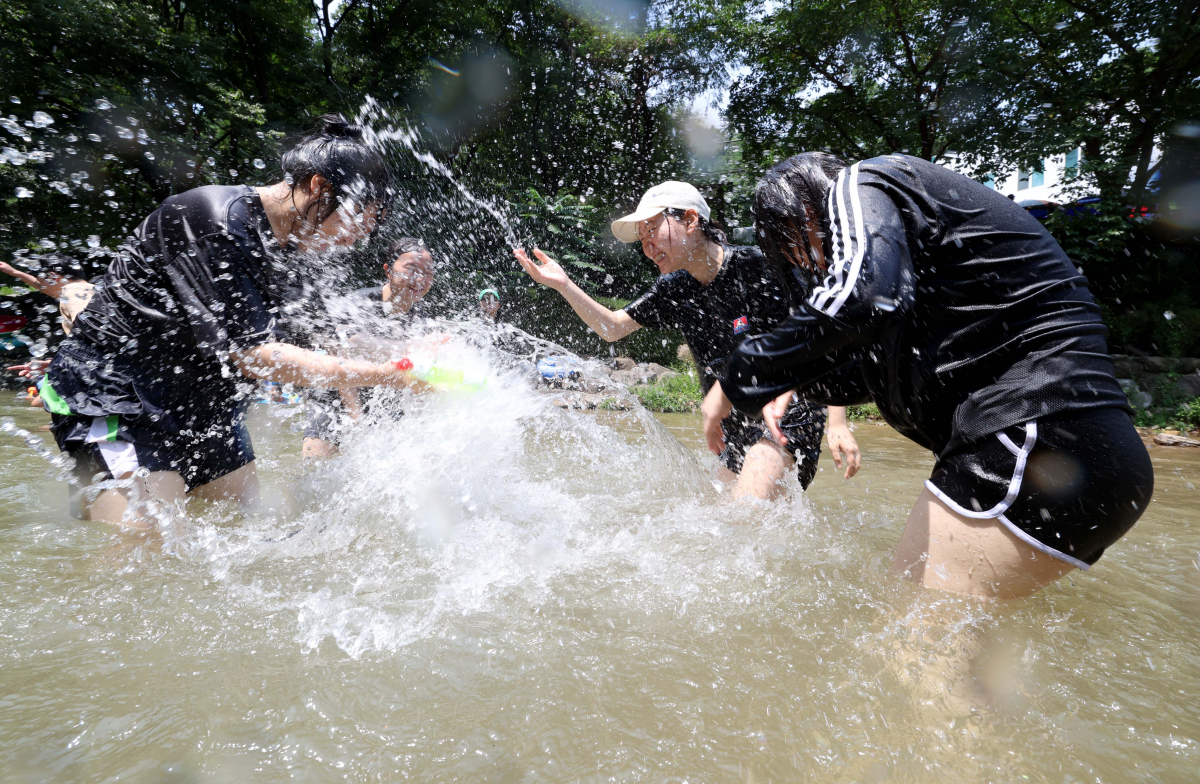 ▲전국에 폭염특보가 발효된 30일 경기 과천시 관악산 계곡을 찾은 학생들이 물놀이를 하며 무더위를 식히고 있다. 신태현 기자 holjjak@