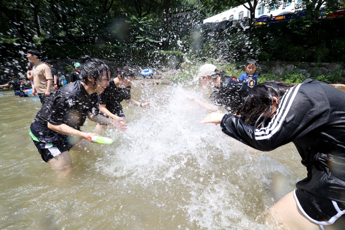 ▲전국에 폭염특보가 발효된 30일 경기 과천시 관악산 계곡을 찾은 학생들이 물놀이를 하며 무더위를 식히고 있다. 신태현 기자 holjjak@
