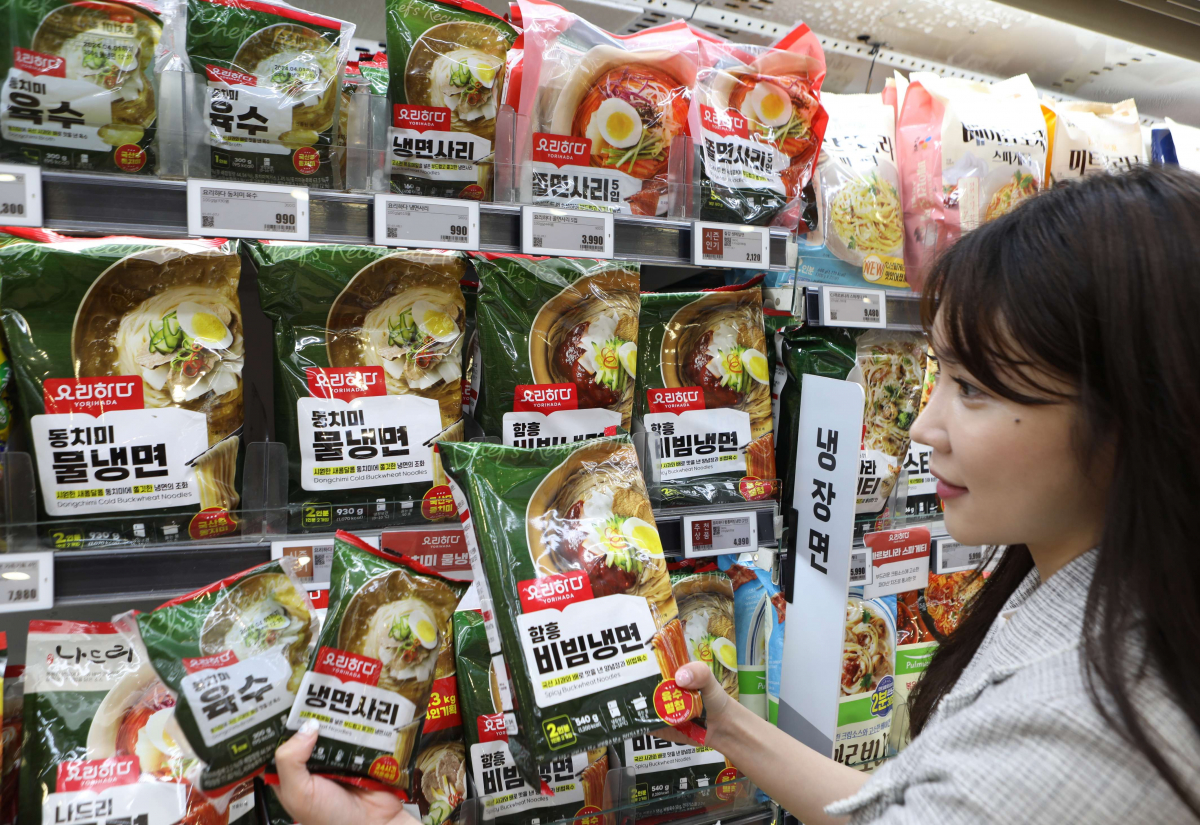 ▲롯데마트 서울역점 냉장코너에서 고객이 요리하다 냉면을 구매하고 있다. (사진제공=롯데마트)