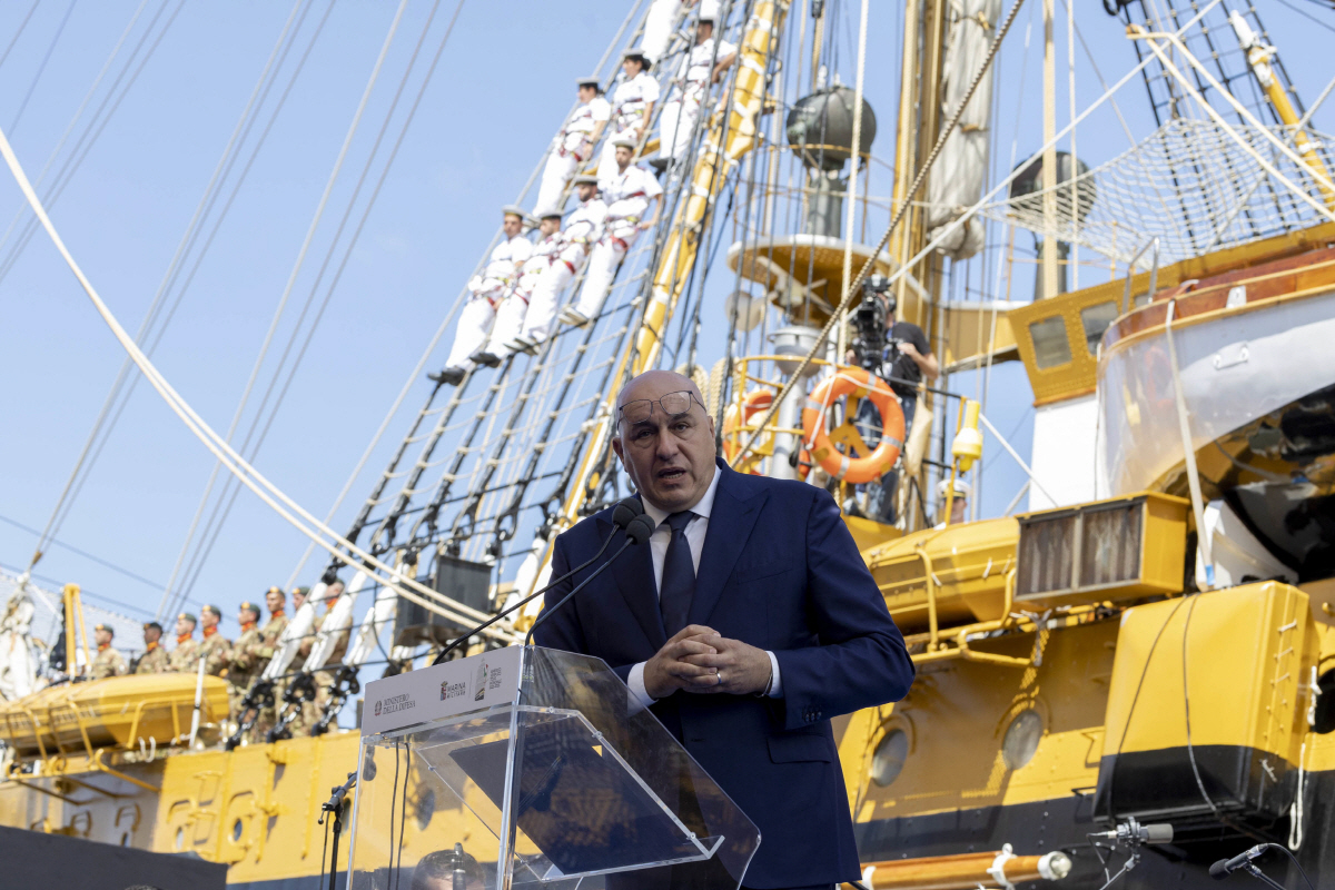 ▲귀도 크로세토 이탈리아 국방장관이 1일 선박 ‘아메리고 베스푸치’ 출항식에서 연설하고 있다. 제노바(이탈리아)/EPA연합뉴스