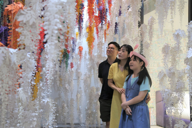 ▲DL그룹의 한 직원 가족이 서울 용산구 한남동에 위치한 드림하우스 갤러리를 둘러보고 있다. (자료제공=DL)