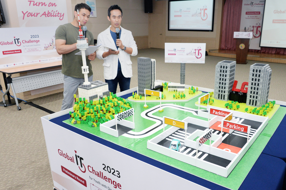 ▲LG전자가 글로벌 ESG활동의 일환으로 2023 글로벌장애청소년IT챌린지를 개최했다. 자율주행차 코딩능력 평가 종목이 진행되고 있다. (사진제공=LG전자)