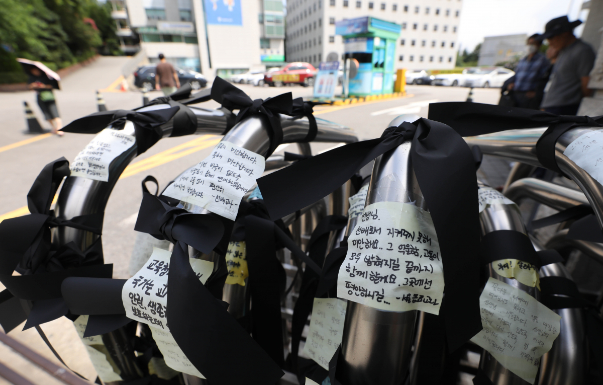 ▲ 27일 서울 종로구 서울시교육청 정문에 서울 초등학교 사망 교사 추모 리본과 추모 글귀가 적힌 메모가 붙여져 있다. (뉴시스)