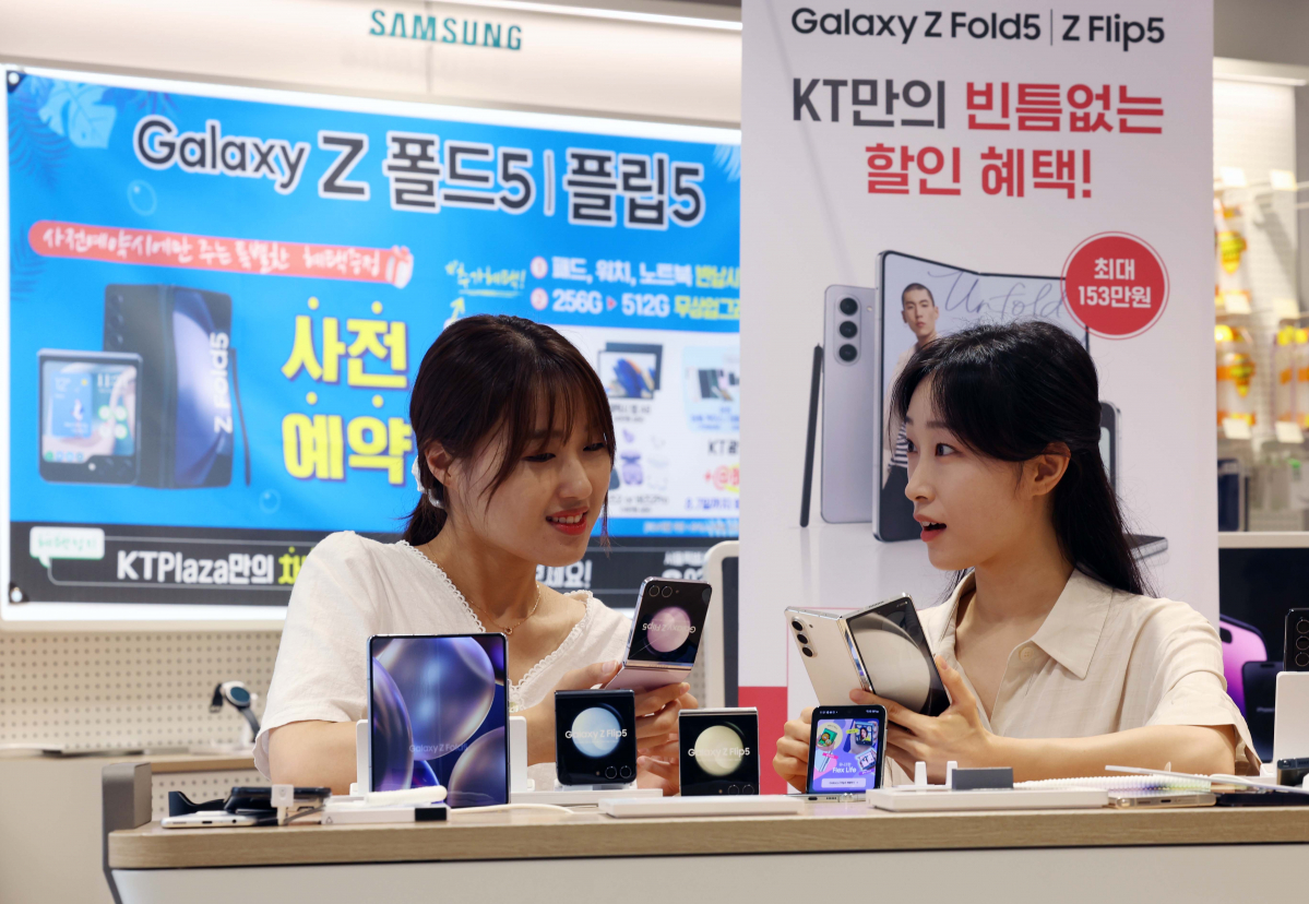 ▲KT를 비롯한 이동통신 3사의 갤럭시Z플립5과 폴드5의 사전 예약을 하루 앞둔 31일 서울 종로구 KT플라자 광화문역점에서 관계자가 갤럭시Z플립5와 폴드5를 살펴보고 있다. 신태현 기자 holjjak@
