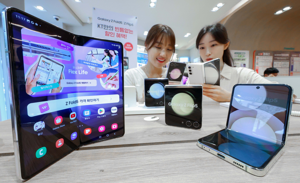 ▲KT를 비롯한 이동통신 3사의 갤럭시Z플립5과 폴드5의 사전 예약을 하루 앞둔 31일 서울 종로구 KT플라자 광화문역점에서 관계자가 갤럭시Z플립5와 폴드5를 살펴보고 있다. 신태현 기자 holjjak@