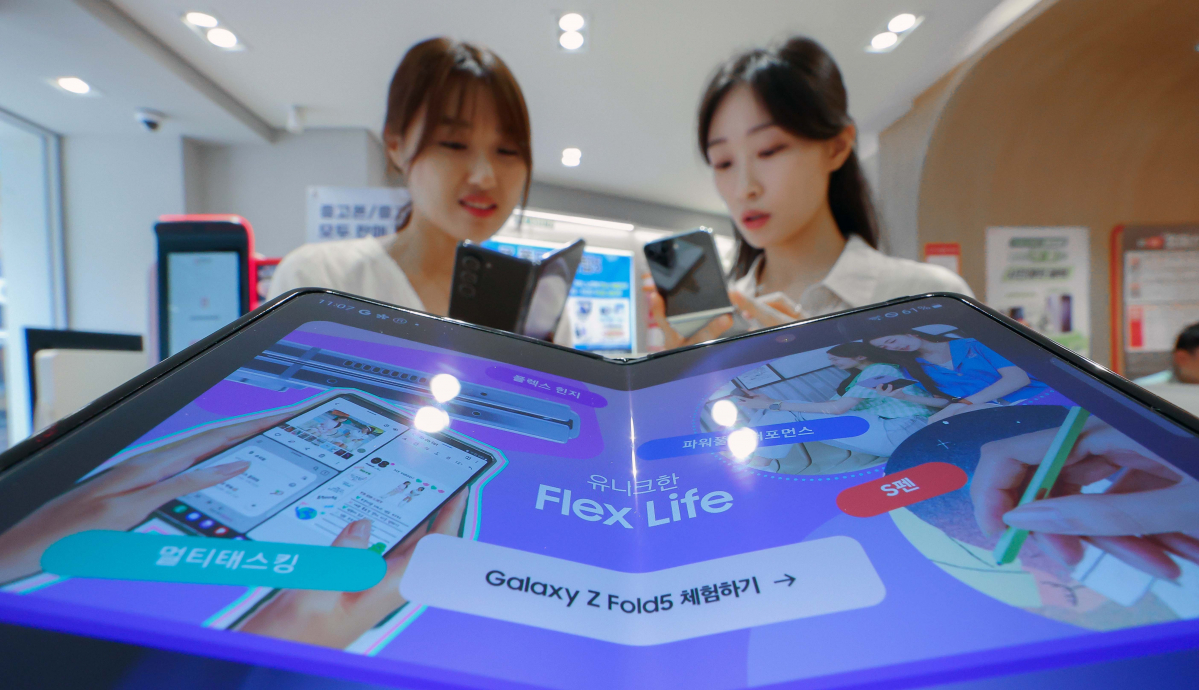 ▲KT를 비롯한 이동통신 3사의 갤럭시Z플립5과 폴드5의 사전 예약을 하루 앞둔 31일 서울 종로구 KT플라자 광화문역점에서 관계자가 갤럭시Z플립5와 폴드5를 살펴보고 있다. 신태현 기자 holjjak@