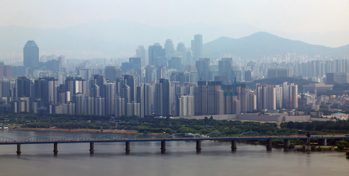 ▲서울 여의도 63아트 전망대에서 바라본 서울 아파트 단지. 신태현 기자 holjjak@