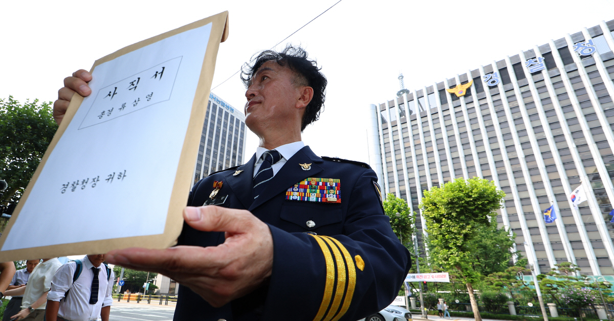 ▲지난해 행정안전부 경찰국 신설에 반대하며 전국 경찰서장(총경) 회의를 주도했다가 정직 징계를 받고 최근 경남경찰청 112치안종합상황실 상황팀장으로 발령이 난 류삼영 총경이 31일 오전 서울 서대문구 경찰청 앞에서 사직 기자회견을 마치고 사직서를 취재진에 들어 보이고 있다. (연합뉴스)
