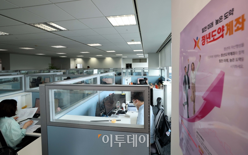 ▲6월 15일 서울 중구 청년도약계좌 비대면 상담센터에서 상담사들이 업무를 보고 있다. 신태현 기자 holjjak@ (이투데이DB)