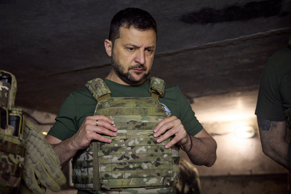 ▲볼로디미르 젤렌스키 우크라이나 대통령이 29일(현지시간) 동부 격전지 바흐무트 인근의 자국군 특수부대를 방문하고 있다. 바흐무트(우크라이나)AFP연합뉴스