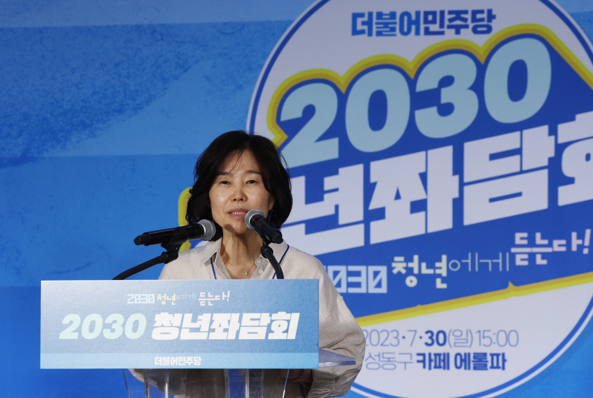 ▲ 김은경 더불어민주당 혁신위원장이 30일 서울 성동구 한 카페에서 열린 2030 청년좌담회에서 인사말을 하고 있다. (연합뉴스)