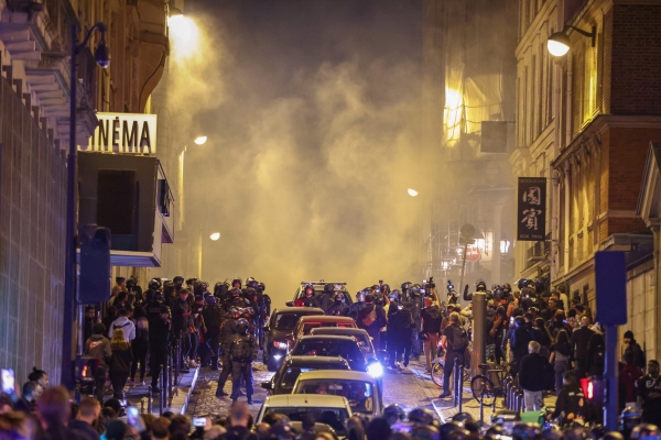 ▲1일(현지시간) 프랑스 파리에서 경찰과 시위대가 충돌하고 있다. 파리/EPA연합뉴스
