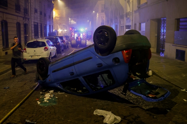 ▲1일(현지시간) 프랑스 파리에서 시위 도중 뒤집힌 차량의 모습이 보인다. 파리/로이터연합뉴스
