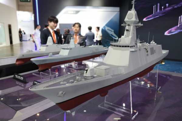 ▲한화오션의 울산급 호위함 모형이 MADEX 2023에 전시됐다. (사진제공=한화오션)