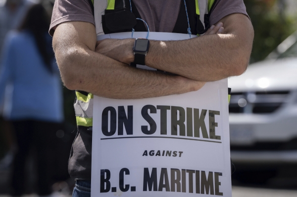 ▲캐나다 밴쿠버에서 1일(현지시간) 브리티시컬럼비아 항만 노동자가 파업을 하고 있다. 밴쿠버(캐나다)/AP연합뉴스
