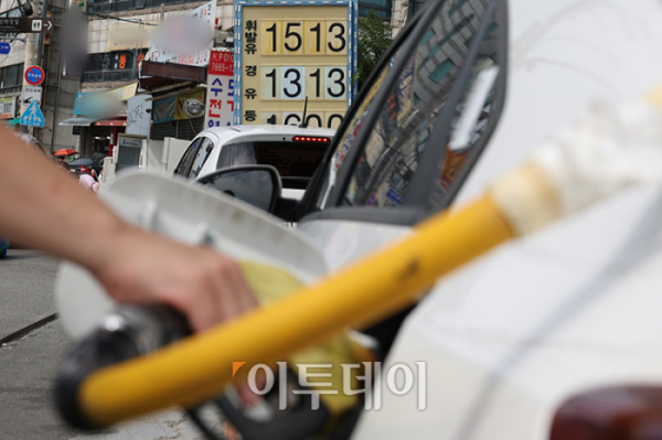 ▲휘발유는 9주 연속, 경유는 10주째 판매 가격이 하락했다. 2일 한국석유공사 유가정보서비스 오피넷에 따르면 6월 넷째주 전국 주유소의 휘발유 평균 판매가격은 전주보다 3.7원 내린 리터(ℓ)당 1572.1원으로 집계됐다. 경유 평균 판매가격은 전주보다 4.9원 하락한 리터(ℓ)당 1382.7원을 나타냈다. 사진은 이날 서울의 한 주유소 모습. 고이란 기자 photoeran@