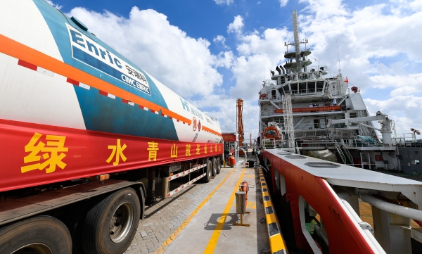 ▲중국 하이난성 청마이현 마쿤항에서 2021년 11월 20일 LNG 충전소 직원들이 선박에 가스를 주입하고 있다. 청마이(중국)/신화뉴시스
