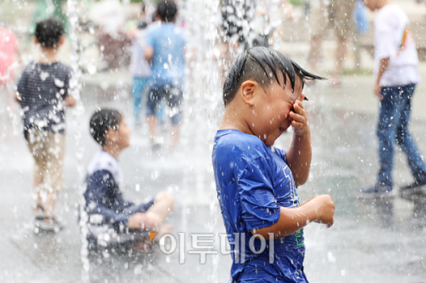 ▲서울 낮 최고기온이 32도까지 오르고 전국 대부분 지역에 폭염특보가 내려진 가운데 2일 경기도의 한 아울렛에서 어린이들이 더위를 피하기 위해 물놀이를 하고 있다. 고이란 기자 photoeran@