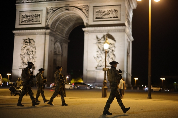 ▲프랑스 파리에서 2일(현지시간) 군인들이 개선문 인근을 살피고 있다. 파리/EPA연합뉴스
