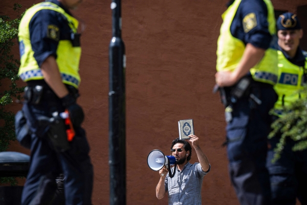 ▲이라크 출신 살완 모미카가 28일(현지시간) 스웨덴 스톡홀름에서 시위를 벌이고 있다. 스톡홀름/AFP연합뉴스
