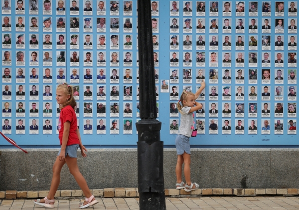 ▲우크라이나 키이우에서 1일(현지시간) 어린이들이 추모의 벽 앞에 서 있다. 키이우/로이터연합뉴스
