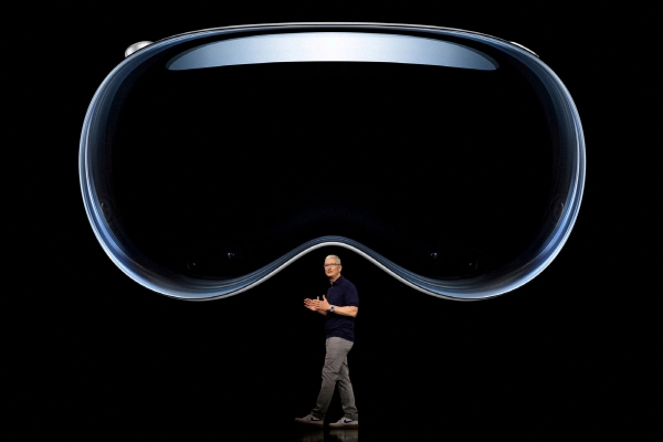 ▲팀 쿡 애플 최고경영자(CEO)가 6월 5일(현지시간) 미국 애플 본사에서 개최된 세계개발자회의(WWDC 2023)에서 '비전프로'(Vision Pro)를 공개했다. (연합뉴스)