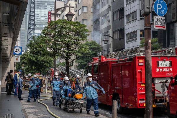 ▲3일(현지시간) 일본 도쿄 신바시에서 폭발과 화재가 발생해 소방 대원들이 구조 작업을 벌이고 있다. 도쿄/AFP연합뉴스
