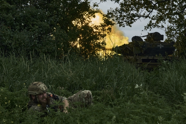 ▲우크라이나 바흐무트 최전선에서 지난달 17일 탱크가 사격하는 동안 우크라이나 군인이 몸을 숨기고 있다. 바흐무트(우크라이나)/AP연합뉴스
