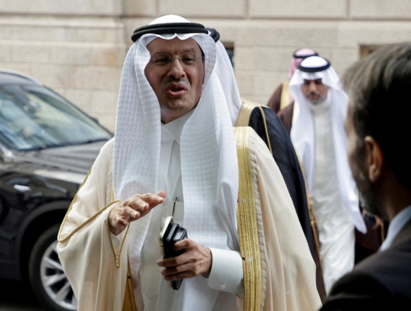 ▲압둘아지즈 빈살만 사우디아라비아 에너지장관이 지난달 4일 석유수출국기구(OPEC) 회의장에 들어가고 있다. 빈/로이터연합뉴스
