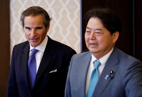 ▲라파엘 그로시(왼쪽) 국제원자력기구(IAEA) 사무총장과 하야시 요시마사 일본 외무상이 4일 회담을 위해 만나고 있다. 도쿄/로이터연합뉴스
