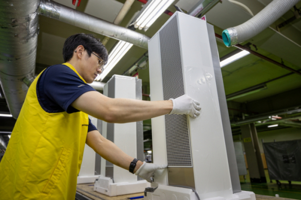 ▲LG전자 직원이 경남 창원 LG스마트파크 에어컨 생산라인에서 'LG 휘센 오브제컬렉션 엣지’를 생산하고 있다. (제공=LG전자)
