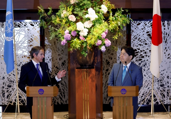 ▲라파엘 그로시(왼쪽) 국제원자력기구(IAEA) 사무총장과 하야시 요시마사 일본 외무상이 4일 공동 기자회견을 하고 있다. 도쿄/로이터연합뉴스

