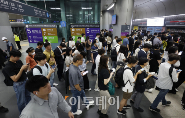 ▲5일 오전 서울 강서구 지하철 김포공항역에서 승객들이 지하철을 기다리고 있다. 조현호 기자 hyunho@