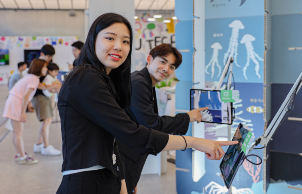 ▲고객들이 현대백화점 목동점 7층 글라스하우스에서 진행 중인 '에듀 테크 페어'에서 디지털 교육 체험 콘텐츠를 즐기고 있다. (사진제공=현대백화점)