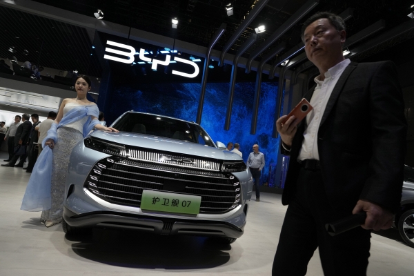 ▲2023년 4월 18일 중국 상하이에서 열린 ‘2023 상하이 국제 모터쇼’에서 한 모델이 BYD 차량 옆에 서 있다. 상하이(중국)/AP연합뉴스
