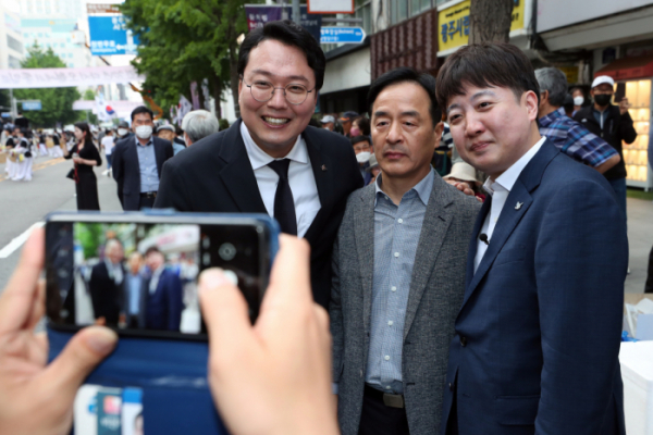 ▲[광주=뉴시스] 김혜인 기자 = 국민의힘 이준석 전 대표가 17일 오후 광주 동구 금남로에서 열린 5·18 민주화운동 43주년 전야제에서 풍물패의 공연을 지켜보고 있다. 당내에서 이준석계로 분류되는 '천아용인'(천하람·허은아·김용태) 인사들이 동행했다. 2023.05.17. hyein0342@newsis.com