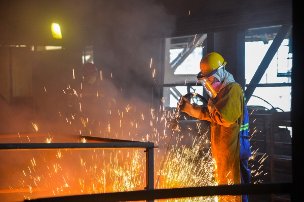 ▲인도네시아 웨다베이 산업단지에서 지난해 11월 16일 중국인 노동자가 니켈 생산 라인에서 작업하고 있다. 자카르타/신화뉴시스
