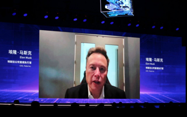 ▲일론 머스크 테슬라 최고경영자(CEO)가 6일 중국 상하이에서 열린 세계인공지능콘퍼런스(WAIC)에서 화상으로 기조 연설을 하고 있다. 상하이(중국)/AFP연합뉴스 