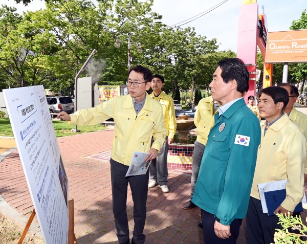 ▲김성호 행정안전부 재난안전관리본부장이 6일 대구 서구 그린웨이상록수원을 찾아 폭염대책 보고를 받고 있다. 연합뉴스
