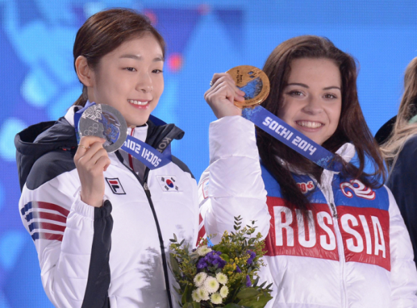 ▲소치올림픽 여자 피겨 스케이팅에서 은메달을 차지한 김연아(왼)와 러시아 아델리나 소트니코바. (뉴시스)