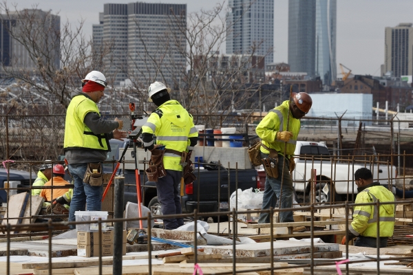 ▲2023년 3월 17일 미국 보스턴에서 건설 노동자들이 작업하고 있다. 보스턴(미국)/AP연합뉴스
