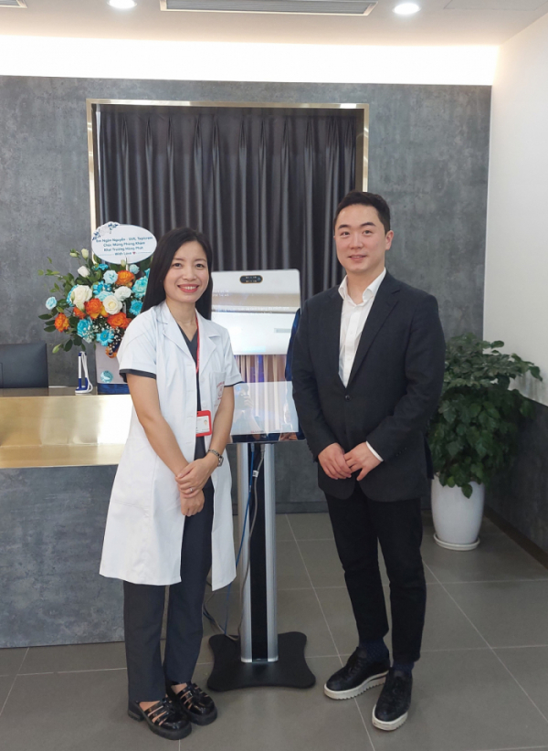 ▲최용준 룰루랩 대표(오른쪽)가 하노이의대 산하 피부과 병원의 모든 고객들에게 활용되는 AI 피부 분석 솔루션 ‘루미니 키오스크’를 선보이고 있다.