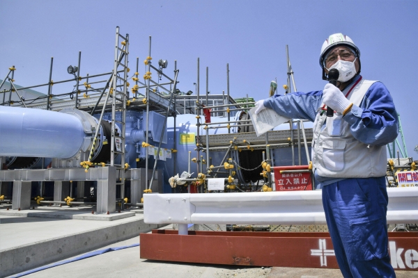 ▲일본 도쿄전력 직원이 지난달 26일 후쿠시마 다이치 원자력발전소에서 기자들에게 방사능 오염수 방류 시설에 관해 설명하고 있다. 후쿠시마/AP연합뉴스 
