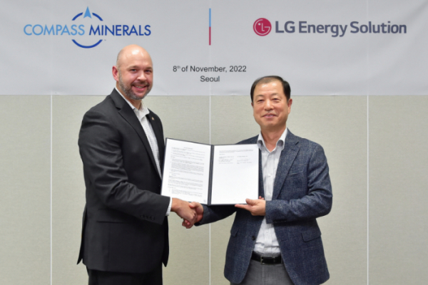 ▲지난해 11월 LG에너지솔루션이 미국 컴파스 미네랄과 탄산리튬 공급에 대한 계약을 체결했다. LG에너지솔루션 김동수 전무(오른쪽)와 컴파스 미네랄 크리스 얀델 리튬사업부장. (사진제공=LG에너지솔루션)