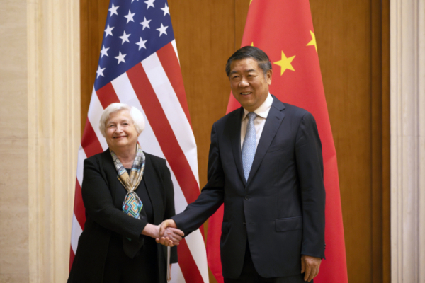 ▲재닛 옐런(왼쪽) 미국 재무장관이 8일 베이징 댜오위타이 국빈관에서 허리펑 중국 국무원 부총리를 만나 악수하고 있다. 베이징/AP뉴시스