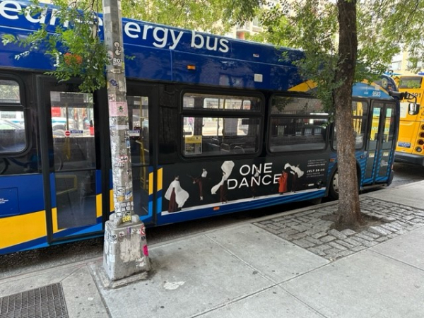▲미국 뉴욕 버스에 부착된 코리안 아츠 위크(Korean Arts Week) 광고. (사진제공=SK그룹)