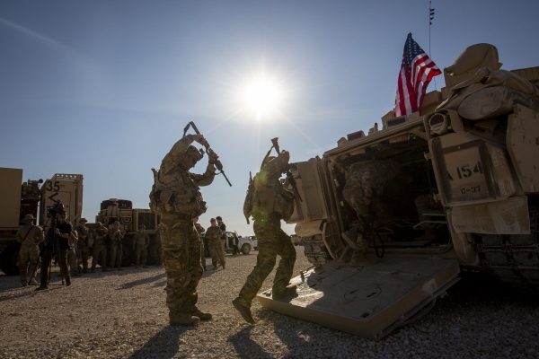 ▲미군 병사들이 2019년 11월 11일 시리아 미공개 미군 기지에서 브래들리 전투차에 올라타고 있다. 시리아/AP뉴시스
