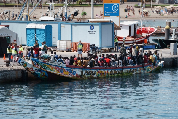 ▲4일(현지시간) 스페인 카나리아 제도 테네리페의 로스 크리스티아노스 항구에 157명의 이주민이 도착하고 있다. 테네리페(스페인)/EPA연합뉴스
